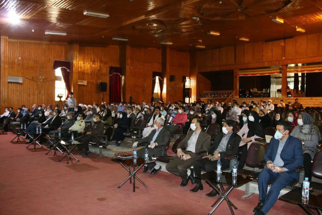 برگزاری جشن روز پناهنده با دادن یک نسخه از قانون اساسی افغانستان به رئیس اداره اتباع مهاجرین خارجی استانداری کرمان 