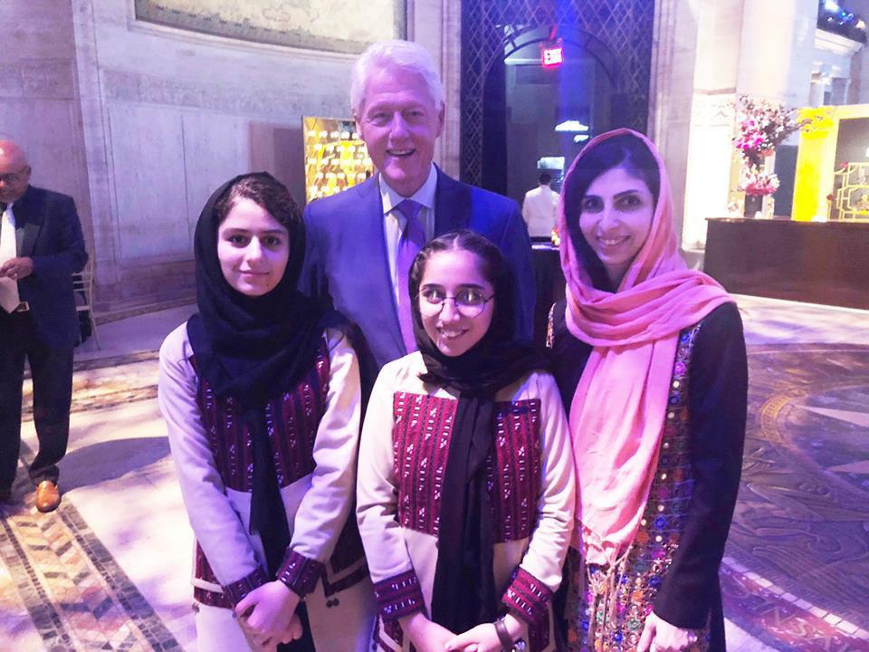  دختران روباتیک کشور با بیل کلینتون دیدار کردند