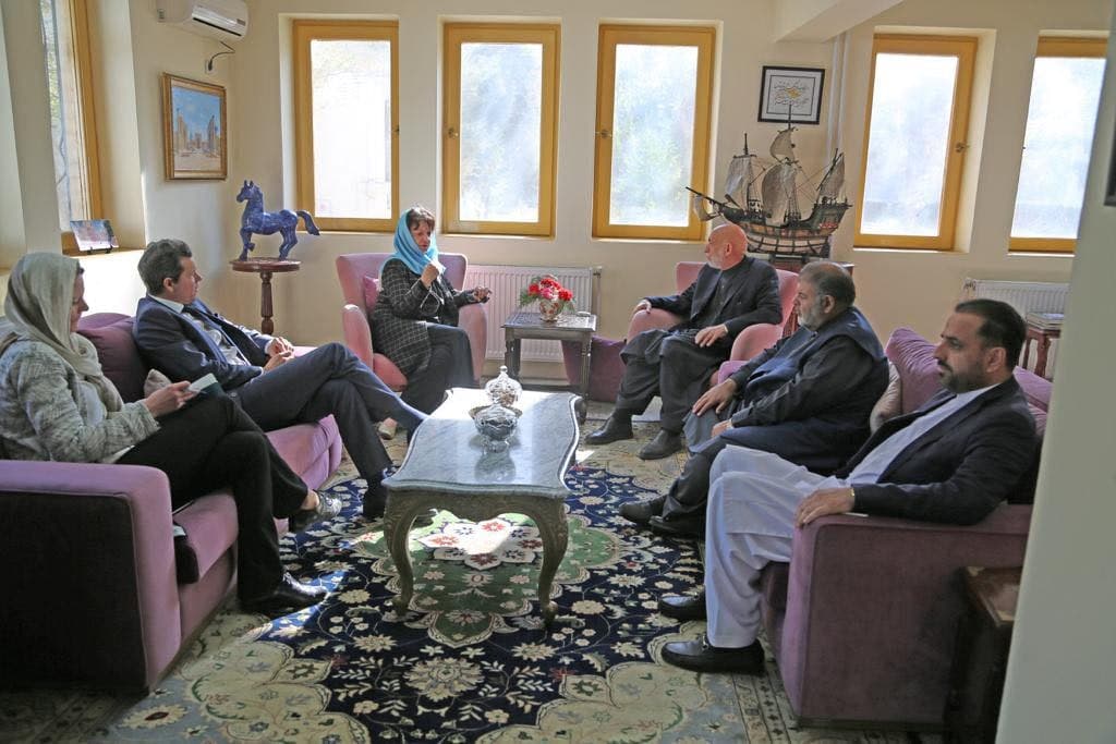 حامد کرزی، رییس جمهور پیشین کشور با خانم دیبورا لاینز‎ نماینده ی خاص سازمان ملل متحد برای افغانستان دیدار کرد