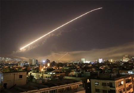حمله موشکی شبانه به حمص و دمشق؛ پدافند هوایی سوریه موشک ها را ساقط کرد