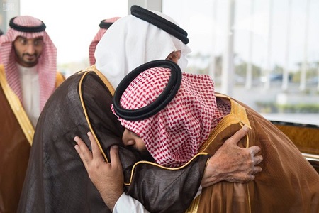 تکفیری ها بوسیدن کتف شاهزاده سعودی را جایز، ولی بوسیدن قبر پیامبر (ص) را شرک می دانند