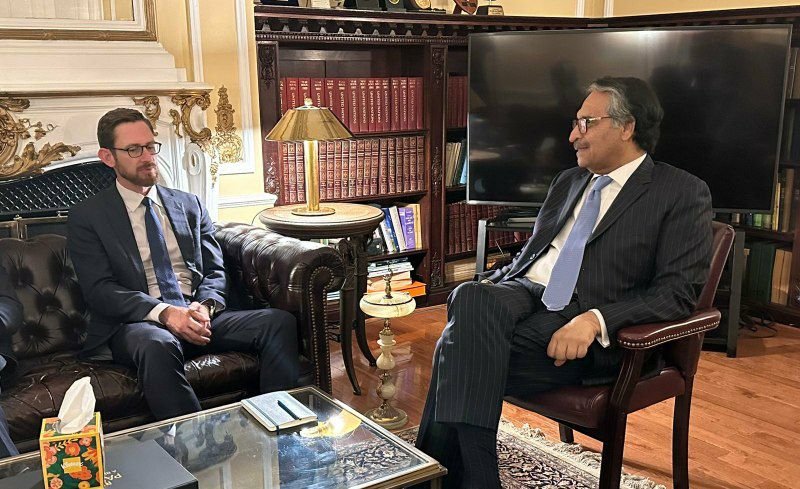 وزیر خارجه پاکستان و نماینده ویژه امریکا درباره افغانستان گفت وگو کردند