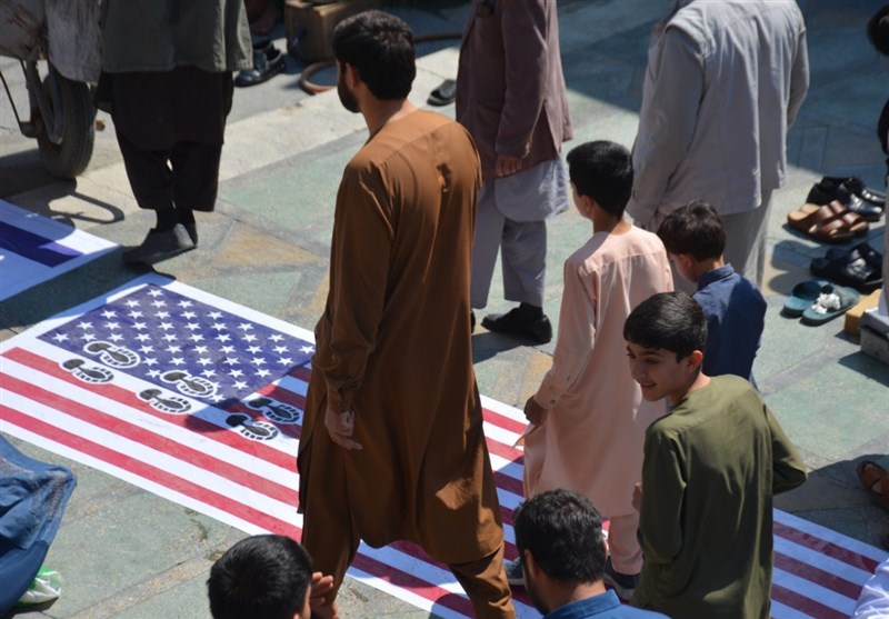  پرچم های رژیم صهیونیستی و آمریکا زیر پای نمازگزاران در شهرهای مختلف کشور + عکس 