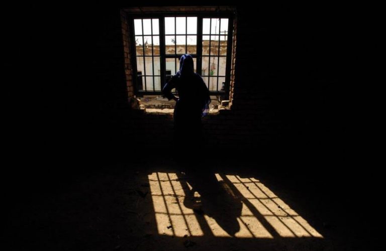 دختری رهاشده از چنگ رباینده گان در بلخ، وادار به ازدواج با رباینده شده است